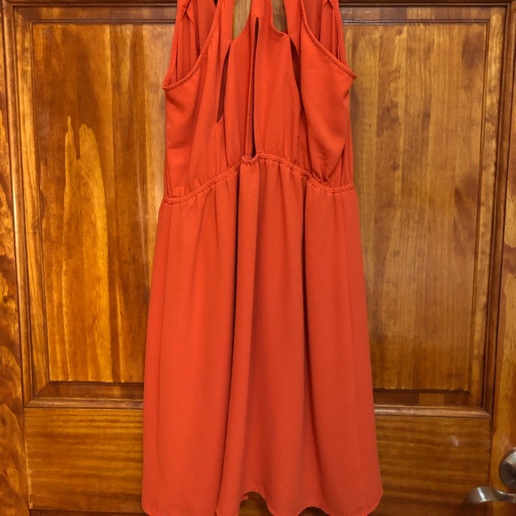 Flower petal cut out back dress - Picture 2 of 3